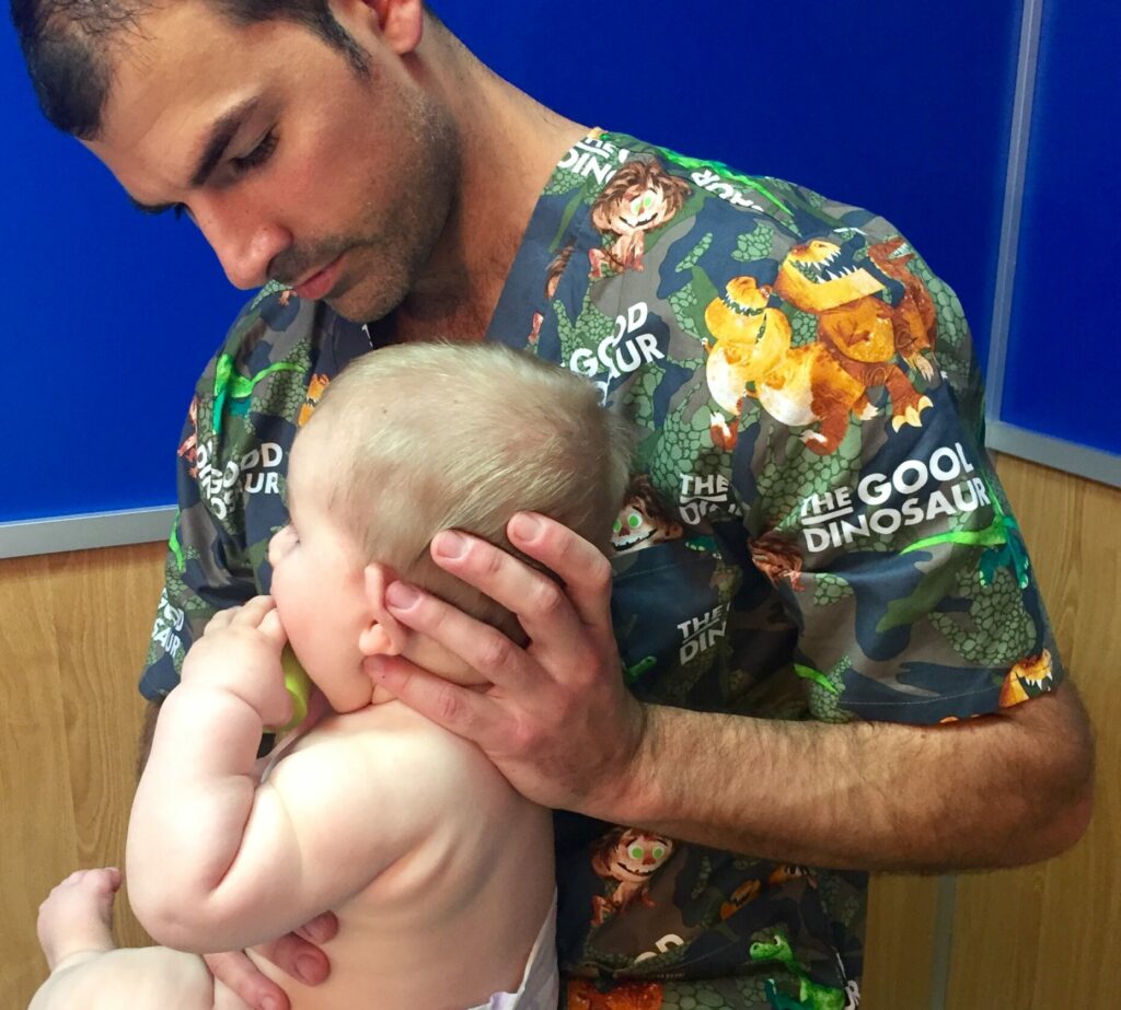 Osteopatía infantil en Sabadell valorando a un bebé para detectar tensiones que pueden influir en su desarrollo y comportamiento.