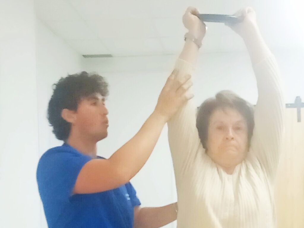 Paciente realizando ejercicio terapéutico supervisado por un fisioterapeuta.