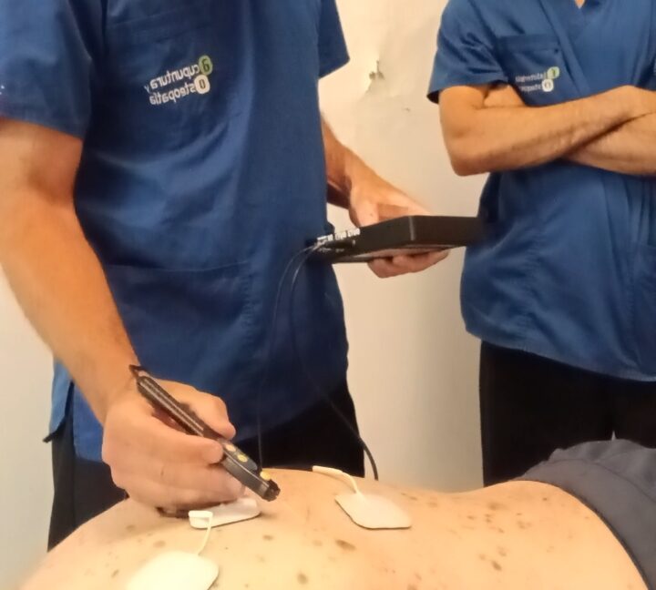 Fisioterapeuta aplicando una técnica de fisioterapia invasiva durante un tratamiento en FiO Sabadel