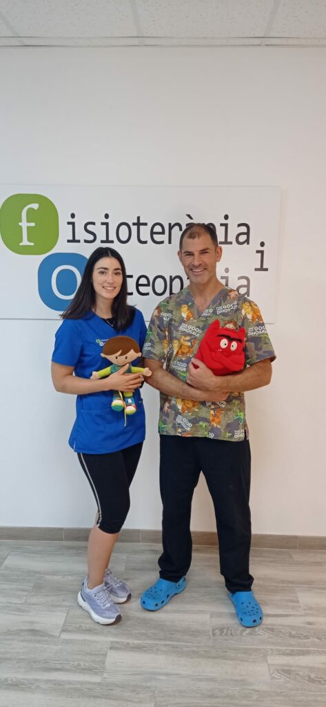 Javier y María, especialistas en fisioterapia pediátrica y osteopatía infantil en Sabadell, acompañando a las familias durante el desarrollo de tus hijos.