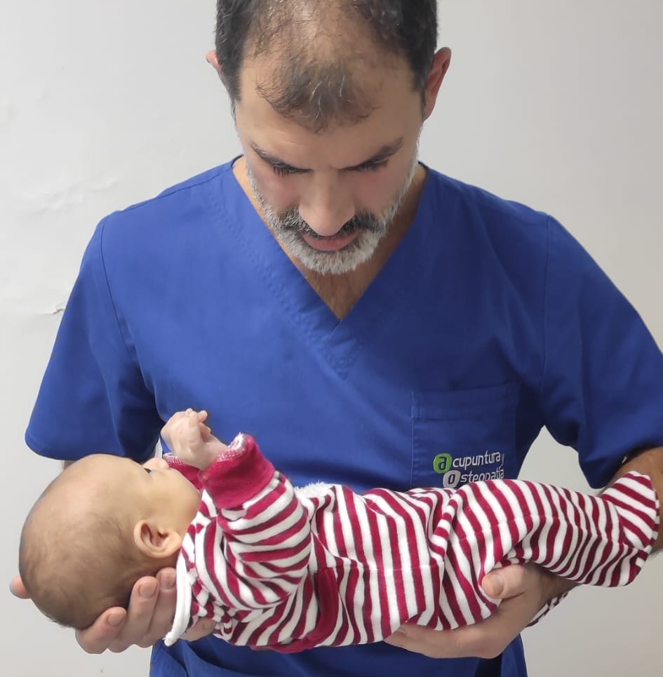 Valoración de un bebé durante una sesión de osteopatía infantil en Sabadell para favorecer un desarrollo saludable.