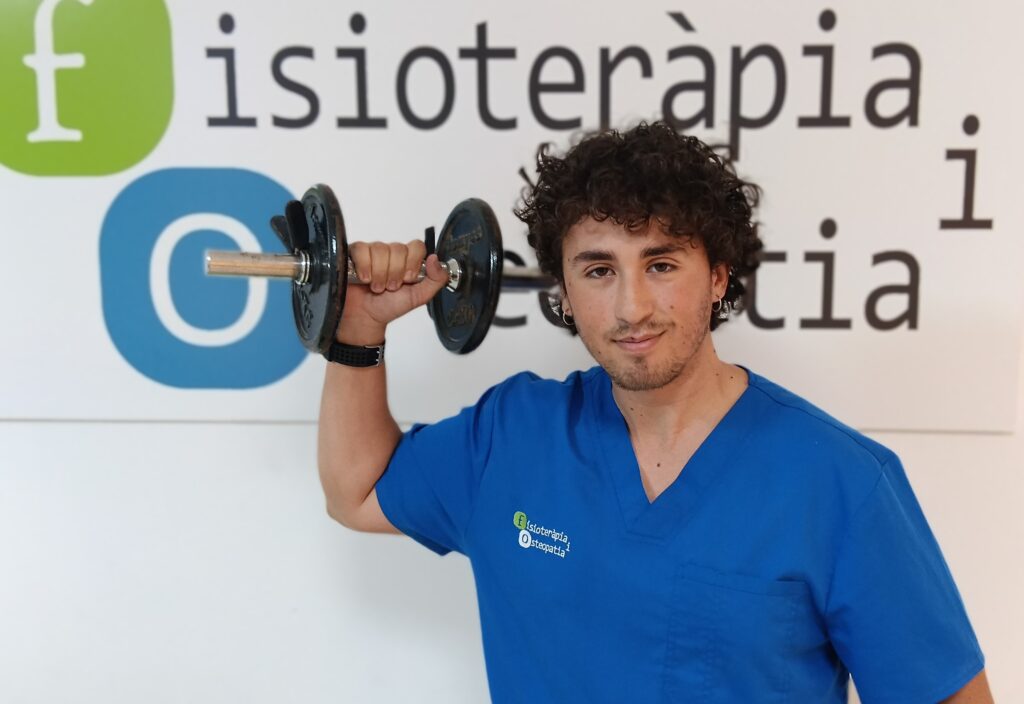 fisioterapeuta sosteniendo material de de entrenamiento
